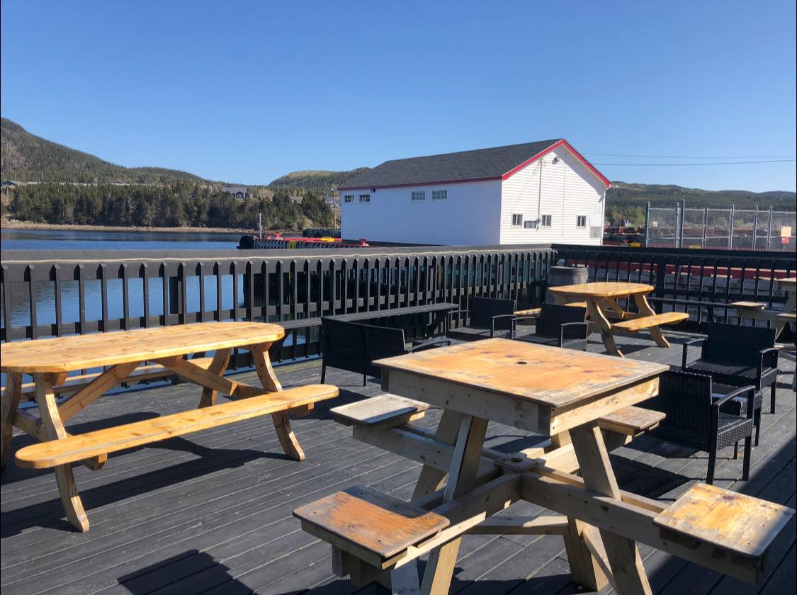 5 Dock Row Lounge & Bar 